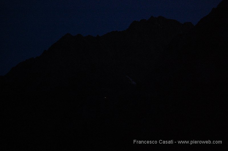 2-Al Rifugio Coca si vede una luce accesa.jpg